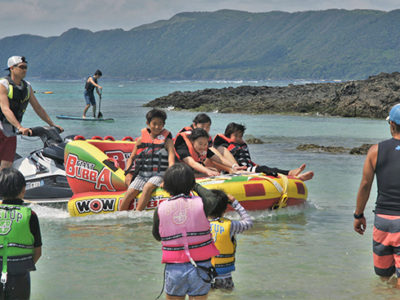 晴天の下で海開き