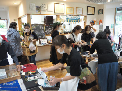 地元作家のアート展にぎわう