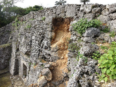 「世之主の墓」、石積みの一部が崩落