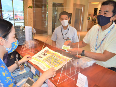 来島者に感染対策呼び掛けるカード作成