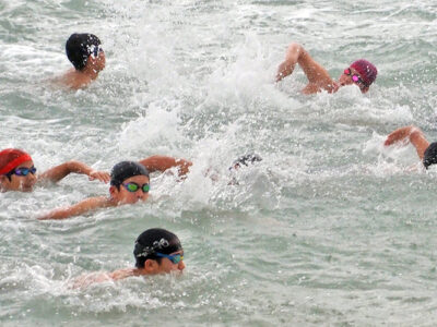 奄美水泳連が初泳ぎ