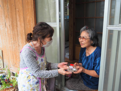 高齢者らに手作りおかし