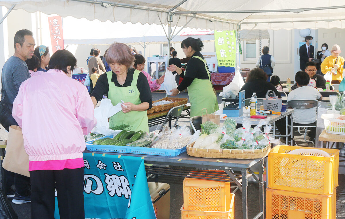 「かさりまるしぇ」にぎわう