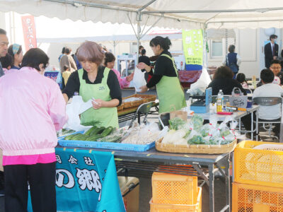 「かさりまるしぇ」にぎわう