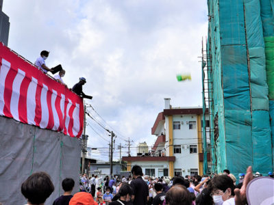 徳之島町新庁舎　上棟式「餅なげ」に300人