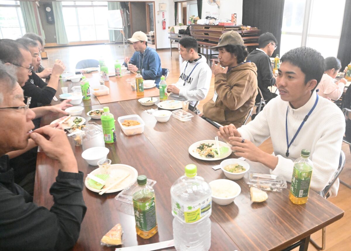 外国人と地元住民が交流