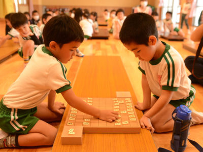 園児対局、将棋楽しむ