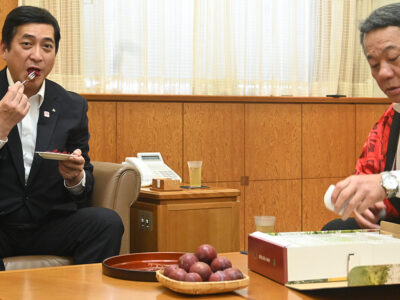 特産品スモモを塩田知事に贈呈