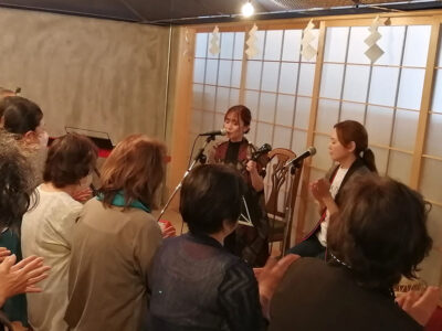 牧岡奈美さん「潮見・龍宮社」で奉納ライブ