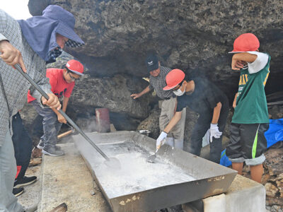 昔ながらの塩作り体験