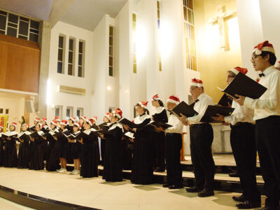 教会に聖夜の歌声響く