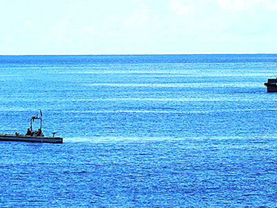 米軍、半潜水型無人艇を初投入