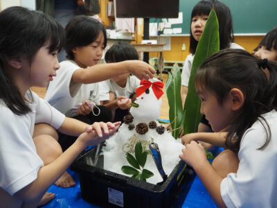 初めての雪に龍郷小児童　大はしゃぎ