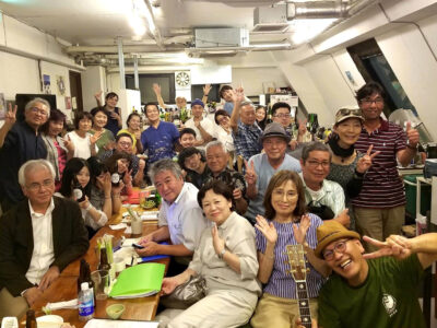 フォークソングのライブでにぎわう