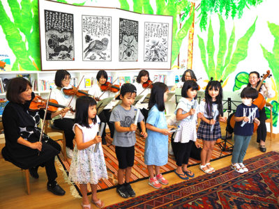 龍郷町の放浪館　弦楽器の音色響く