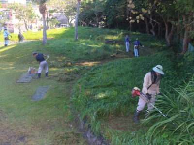 奄美市シルバー人材センター　小宿中央公園で草刈り作業