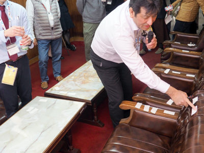 備品販売会、約３００人が来場