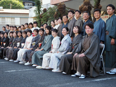 華やか大島紬で勤務