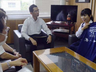 大高２年の麓さん　シンガポール派遣を報告