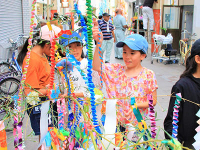 手作りの七夕飾り取り付け