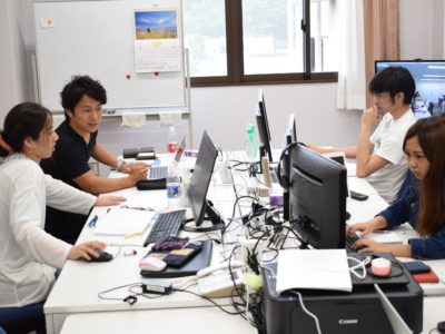 情報処理専門学校の卒業生３人を採用