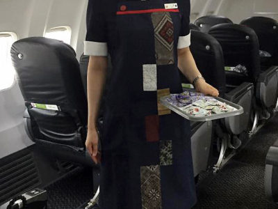 機内に大島紬あしらう