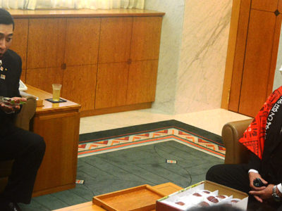 奄美プラムを知事贈呈