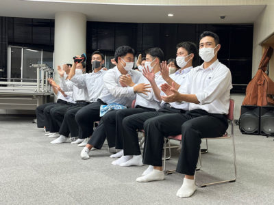 大野投手ソフトバンク４位指名に拍手、胴上げ