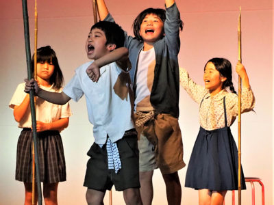 先人の不屈の精神演じ切る