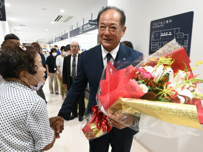 田畑与論町長、初登庁