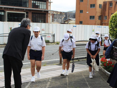 児童ら元気に登校