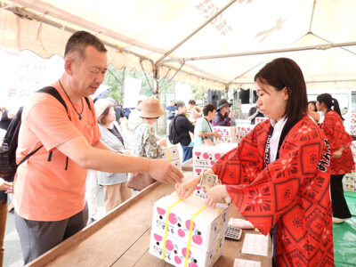 「すももフェスタ」に長い列