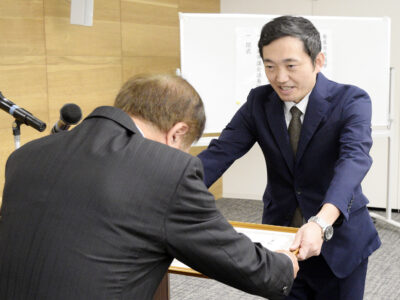 奄美市長選、安田氏に当選証書