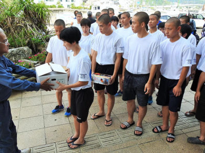 特産マンゴーで合宿激励