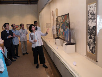 一村作品の背景など語る