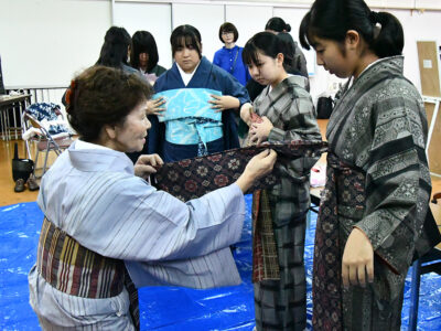 学校での大島紬体験活動