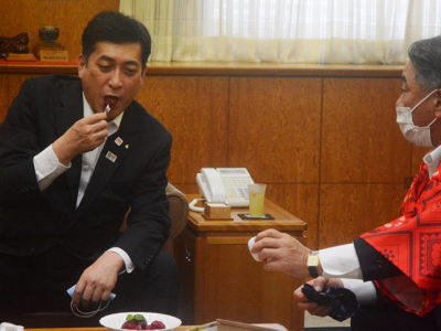 奄美プラムを知事贈呈
