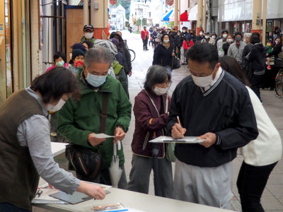 ほーらしゃ券販売、長蛇の列