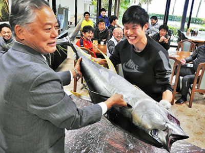 天城町合宿団に「奄美の魚」ＰＲ