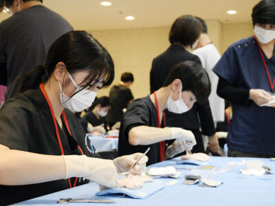 糸結びや縫合の腕前競う