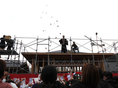 本堂棟上げに２００人