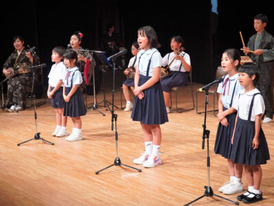 徳之島町文化会館でシマ唄コンサート「つなぐ」