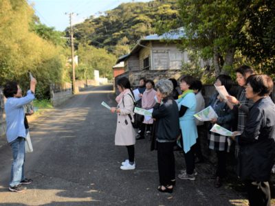 シマ歩きで歴史ふれ鶏飯づくりも