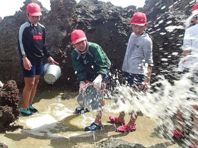 児童が汐干し体験