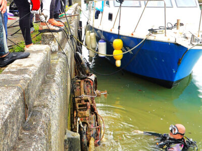 徳之島亀徳港で水中清掃ボランティア