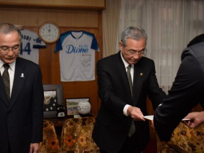 自殺生徒遺族、朝山奄美市長に要望書を提出