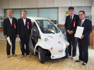 配食用小型電気自動車贈呈