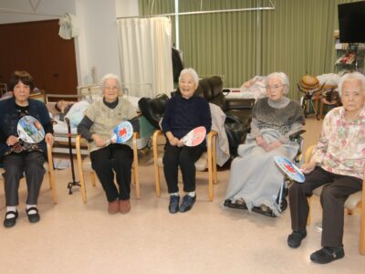 奄高女の同級生５人　デイサービス共に利用