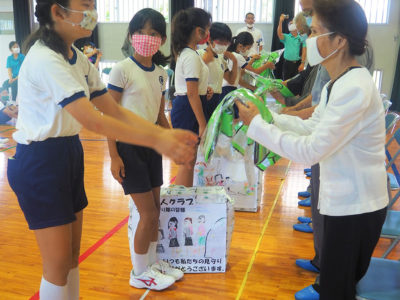 地域老人クへベスト手渡し