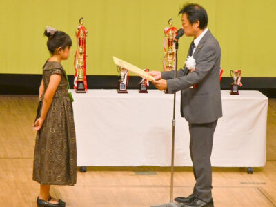 久原奈子さん（喜界小６年）民謡日本一